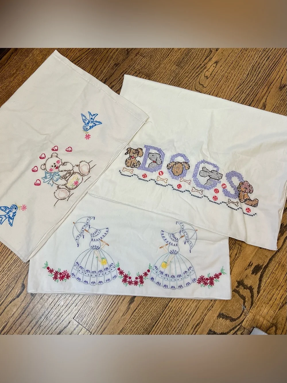 Vintage Set 4 Embroidered Crochet Pillowcases Dogs Bears Cottage Farmhouse Linen